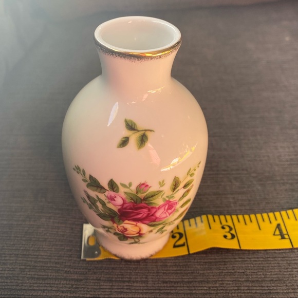 Vintage Royal Albert Mini Porcelain Bud Vase with Pink Roses and Gold Gilt Trim - Picture 9 of 10